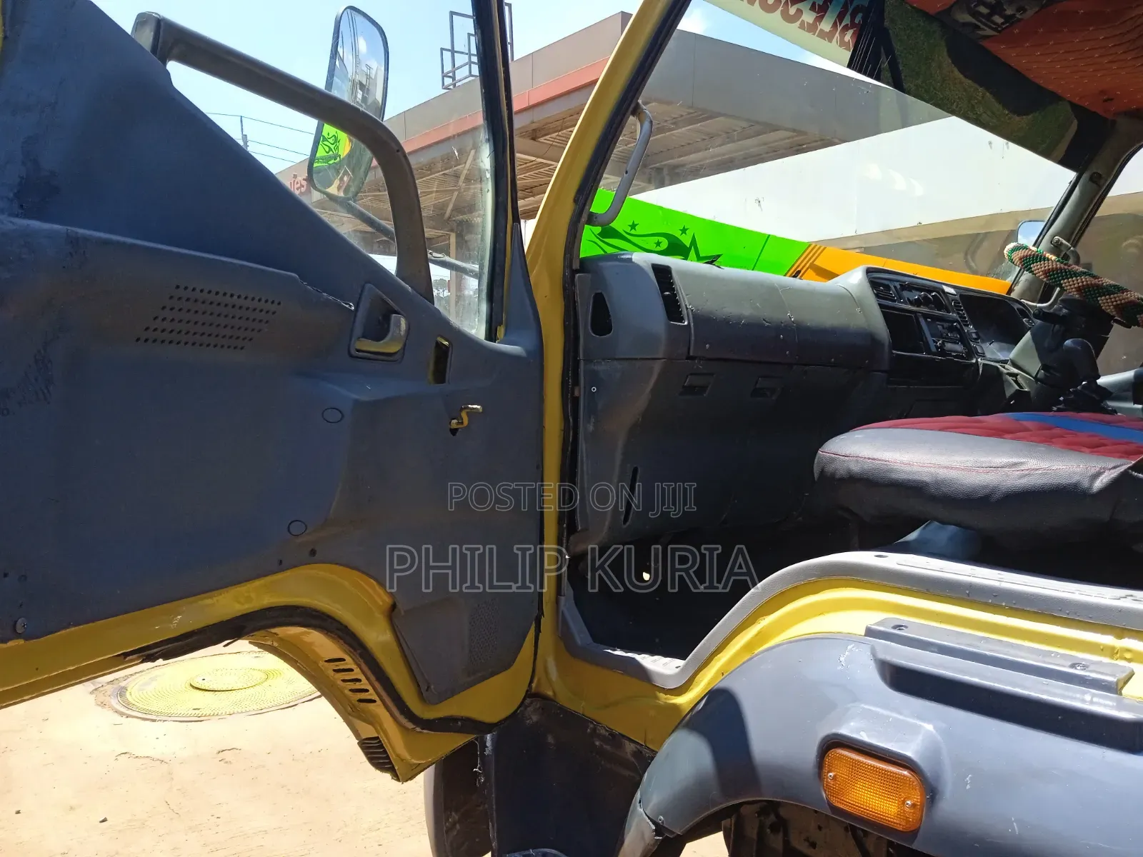 Mitsubishi Fh Water Boozer 2013 Yellow