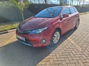 Toyota Auris 2012 Red
