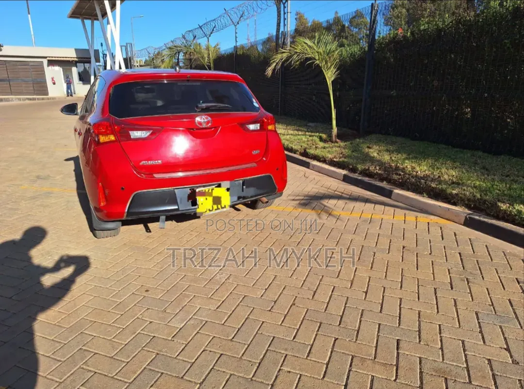 Toyota Auris 2012 Red
