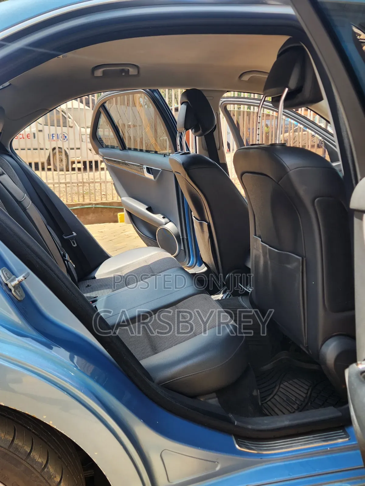 Mercedes-Benz C250 2010 Blue