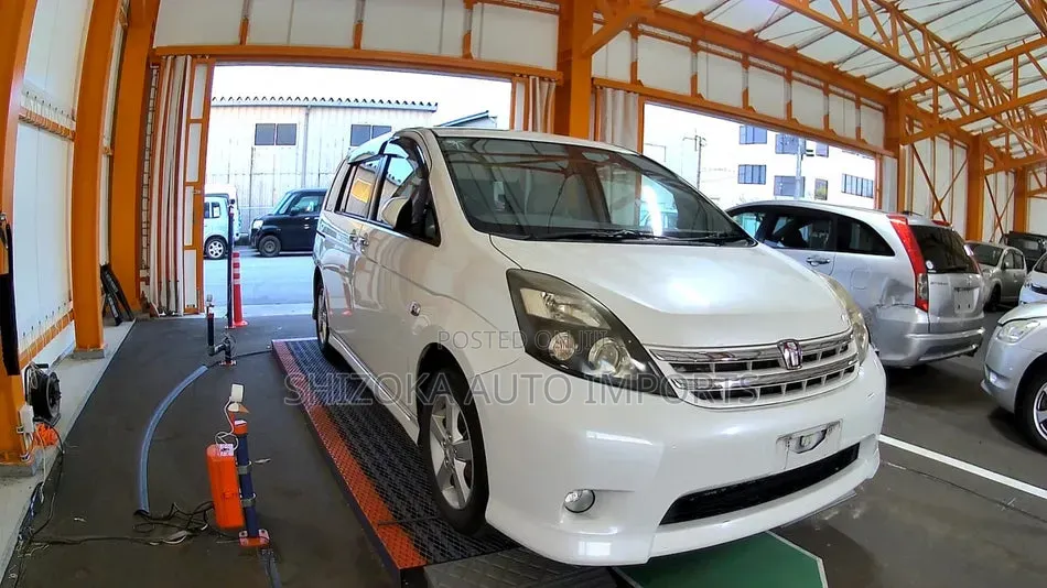 Bonnet Toyota Isis 2011