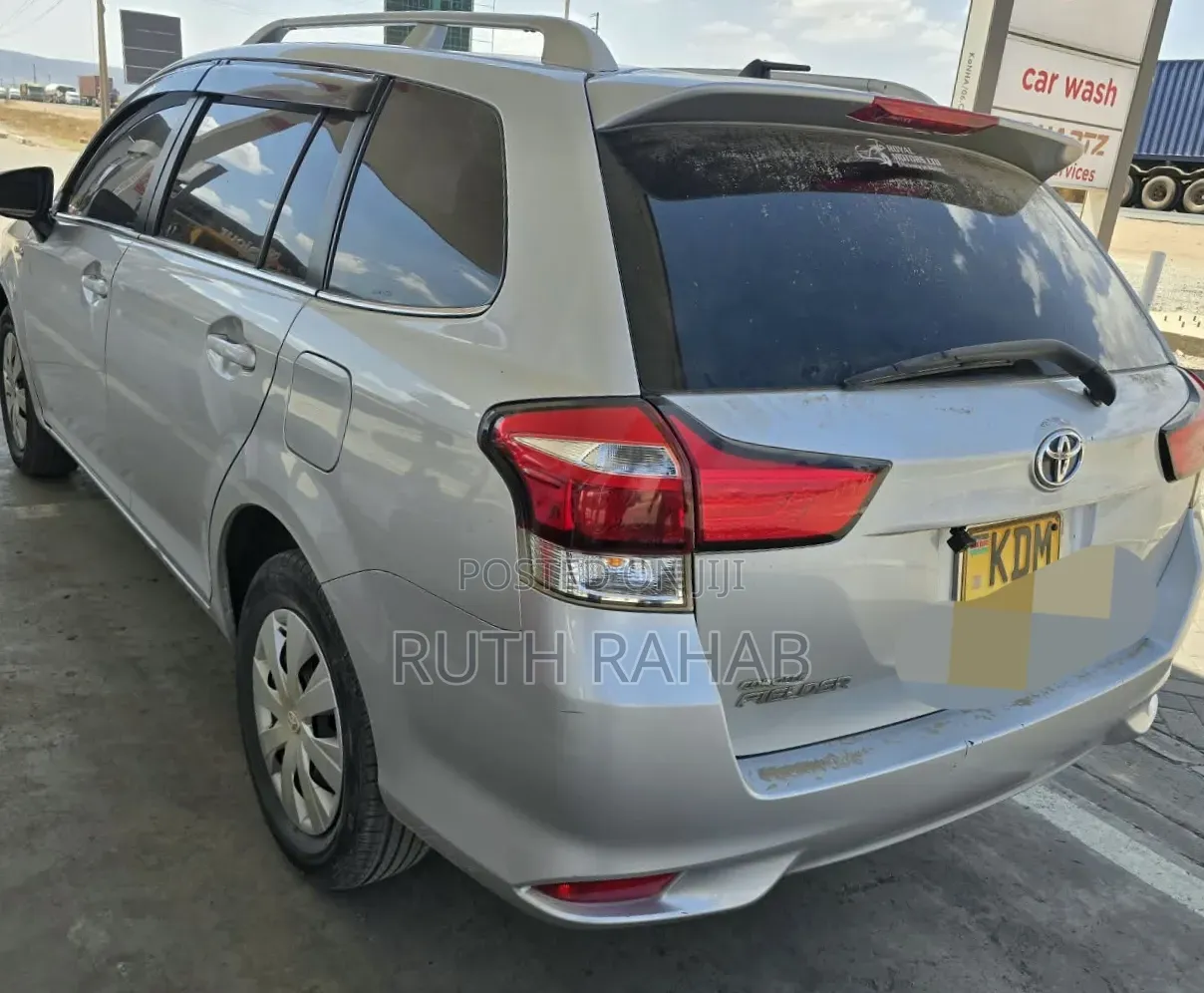 Toyota Corolla Fielder 2016 Silver