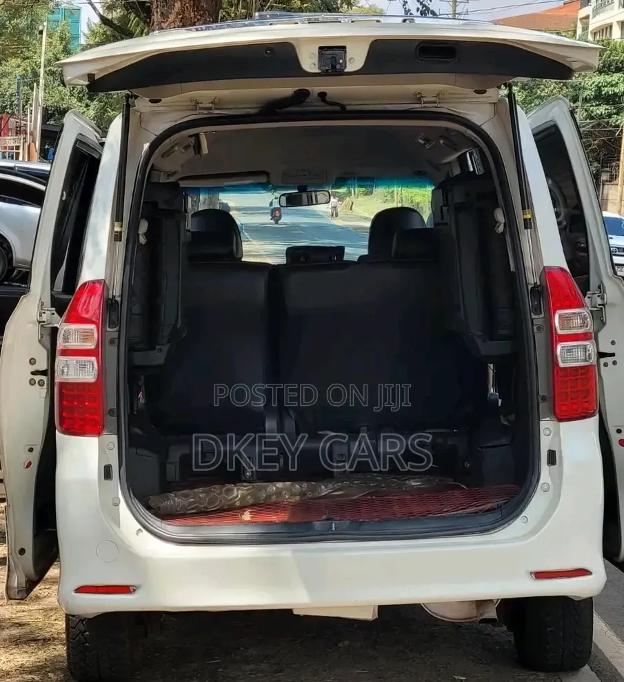 Toyota Noah 2012 White