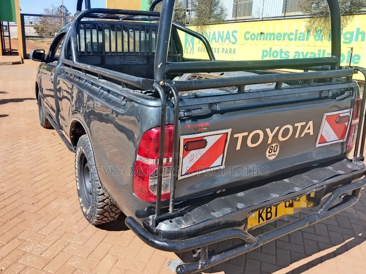 Toyota Hilux 2012 Gray
