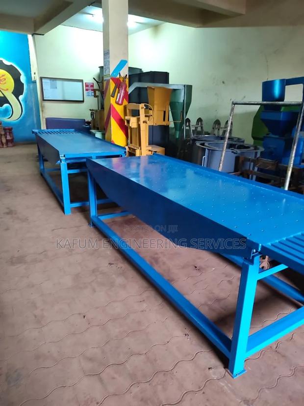 Vibrating Table Machine