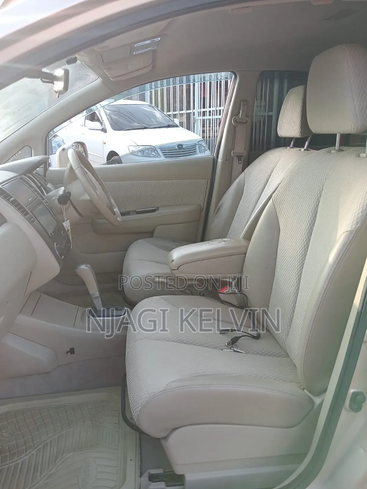 Nissan Tiida 2012 Gold