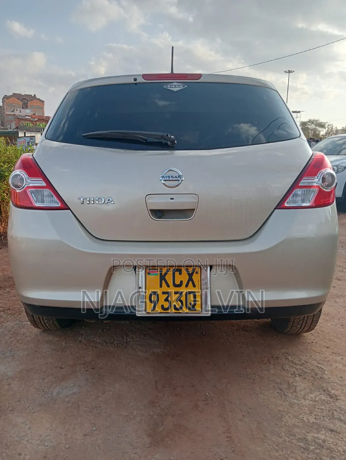 Nissan Tiida 2012 Gold