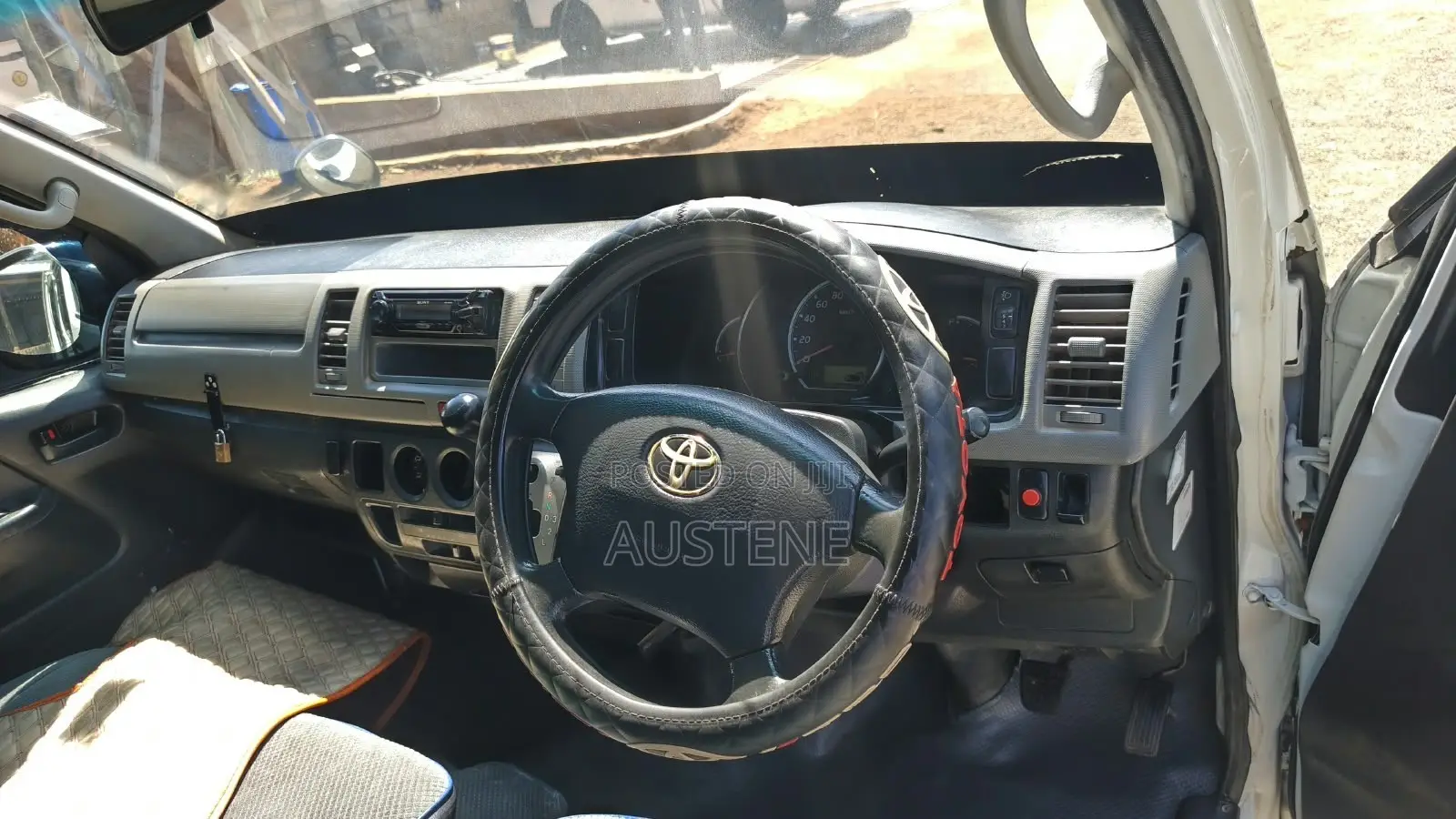 Toyota HiAce 2011 White