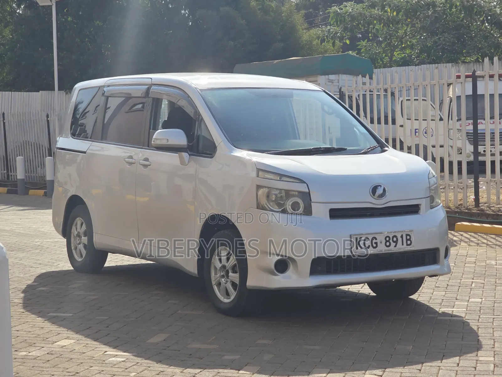 Toyota Noah 2015 Silver
