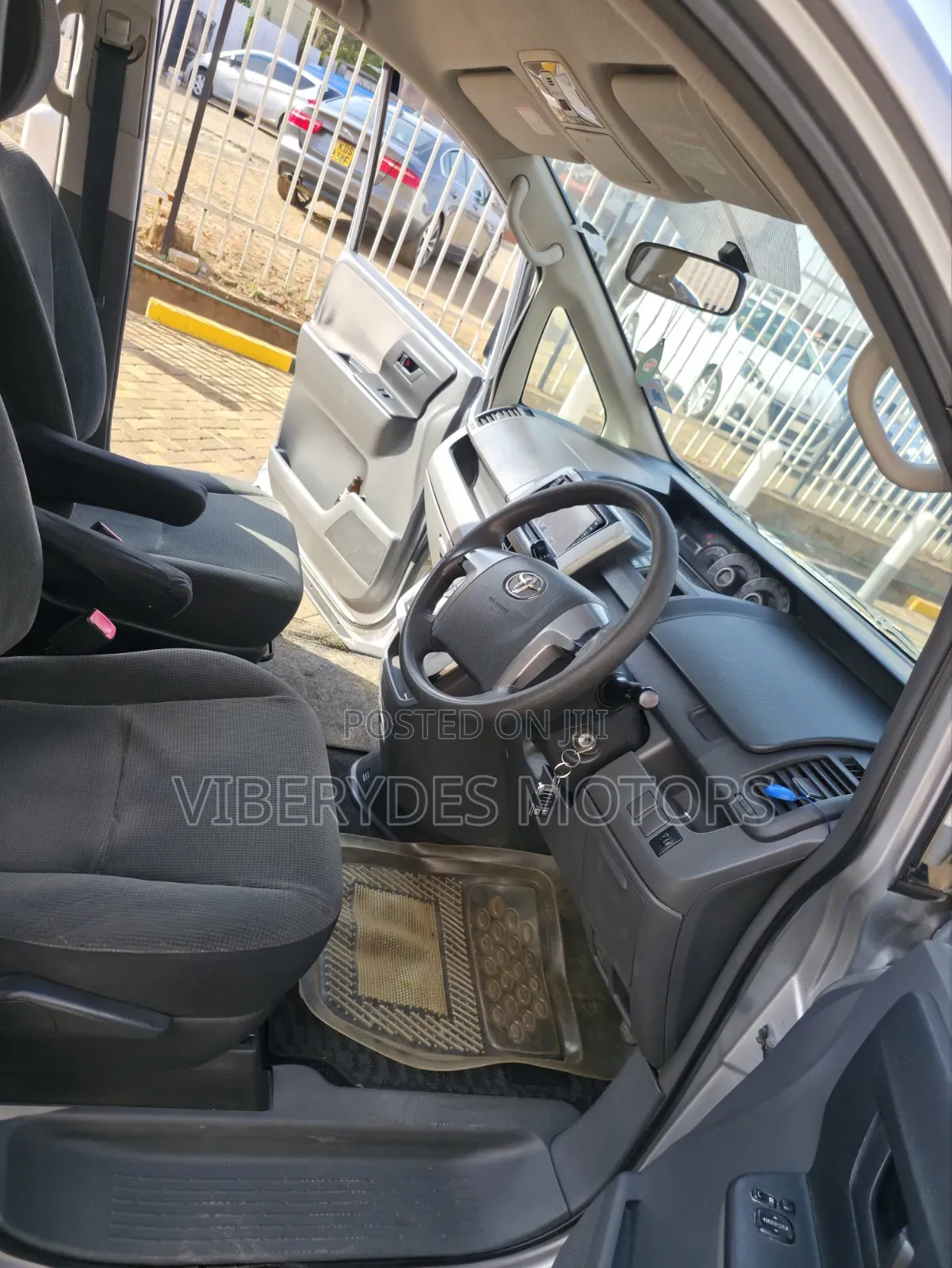 Toyota Noah 2015 Silver
