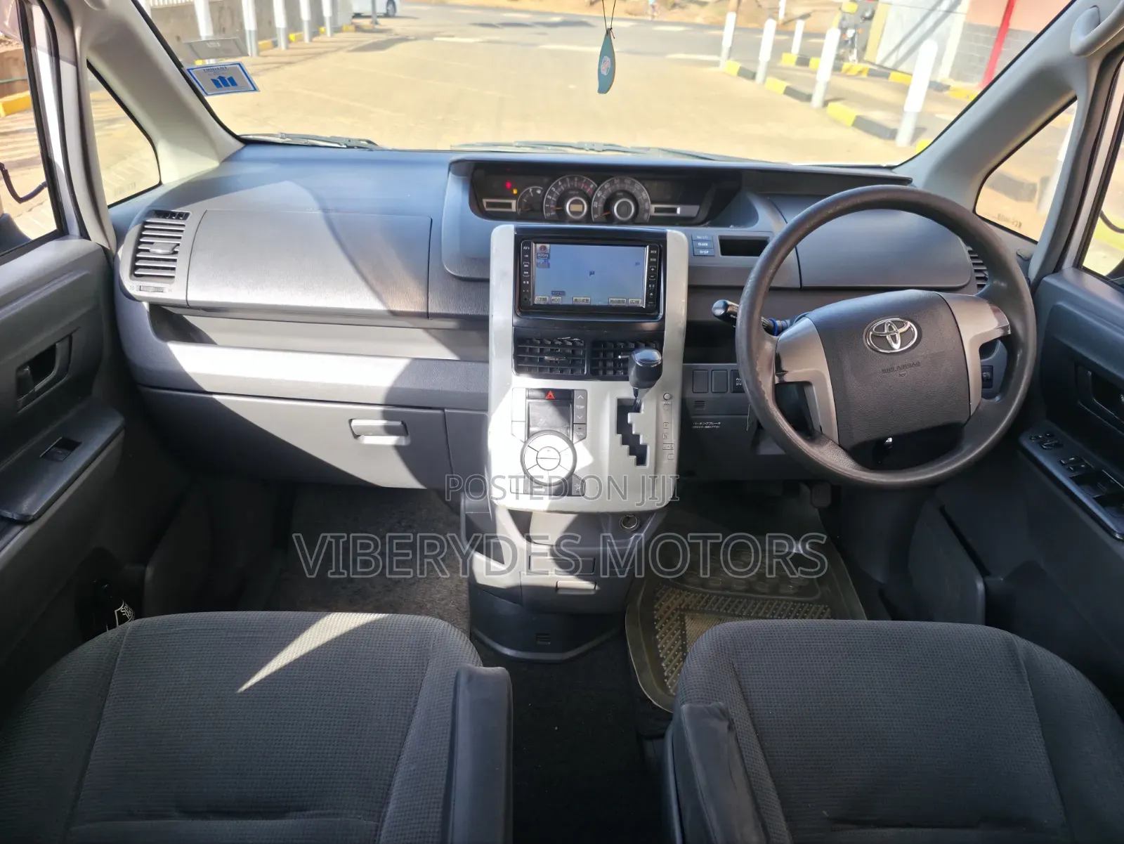 Toyota Noah 2015 Silver