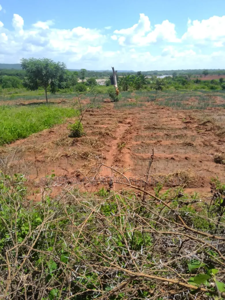 25 Acres Touching Athi River in Makueni Kambu Is Available for Sale