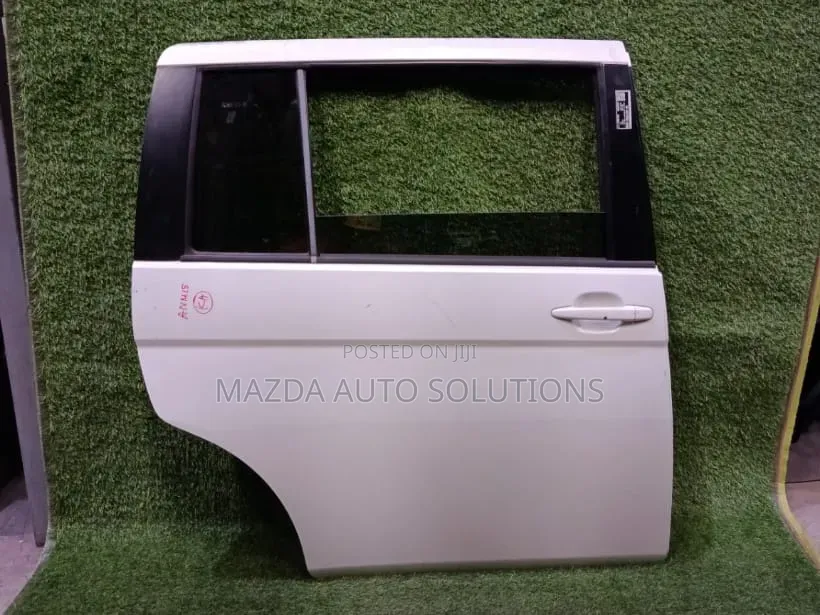 Toyta Isis Rear Door