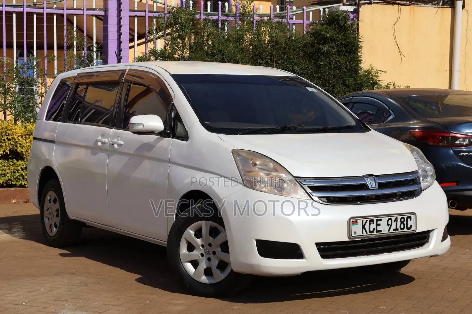 Toyota ISIS 2008 White