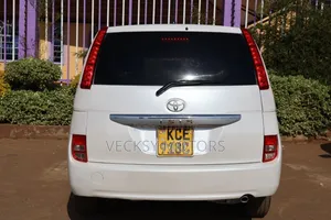 Toyota ISIS 2008 White