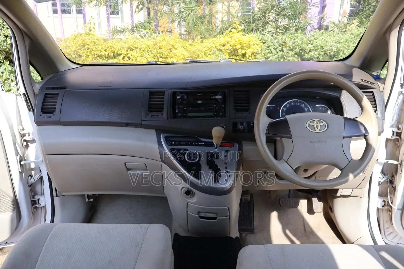 Toyota ISIS 2008 White