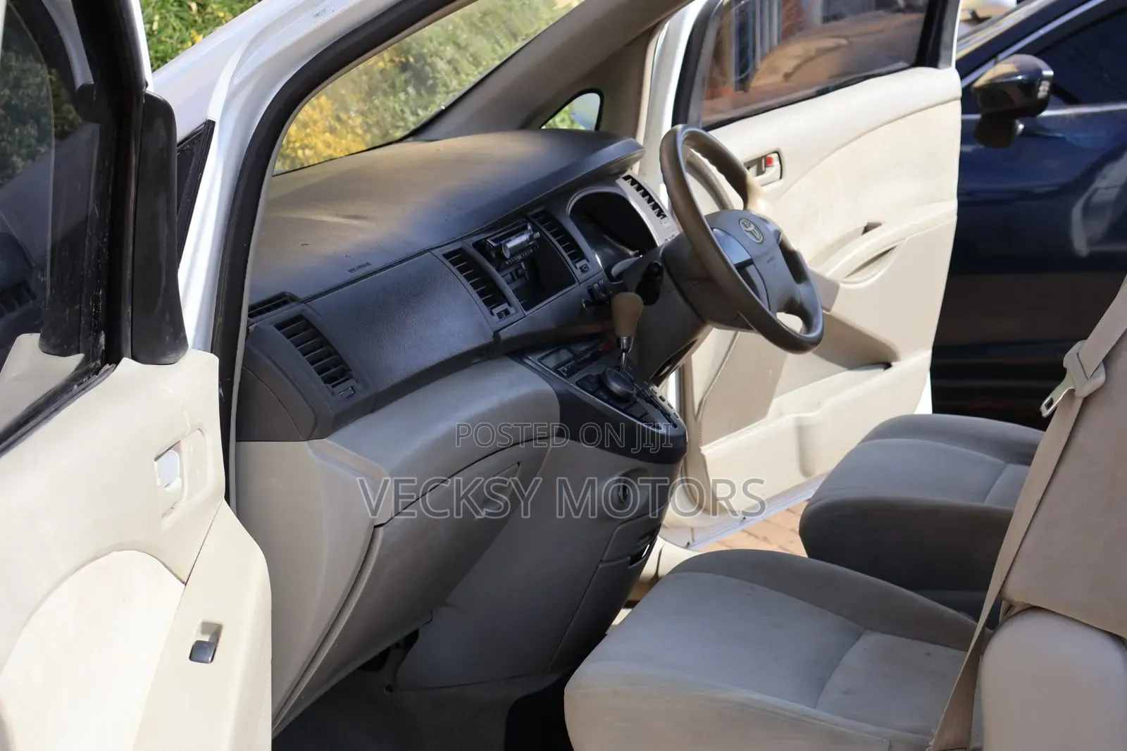 Toyota ISIS 2008 White