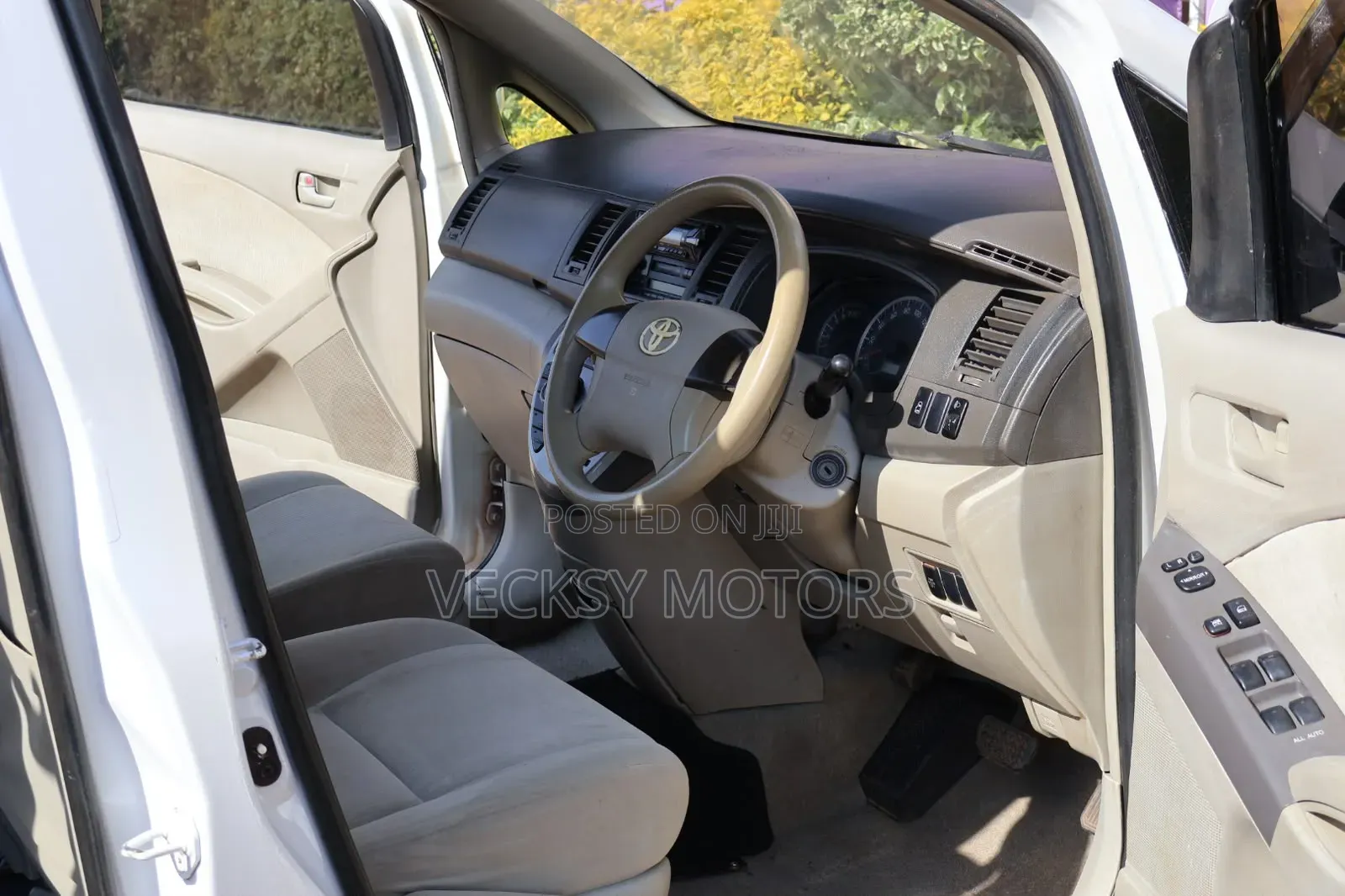 Toyota ISIS 2008 White