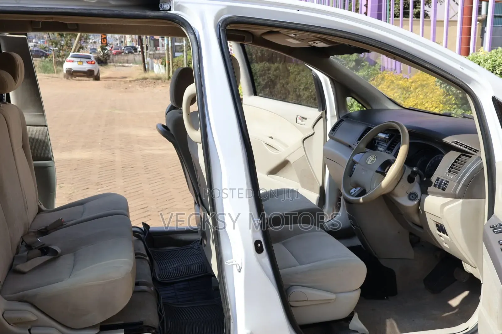 Toyota ISIS 2008 White