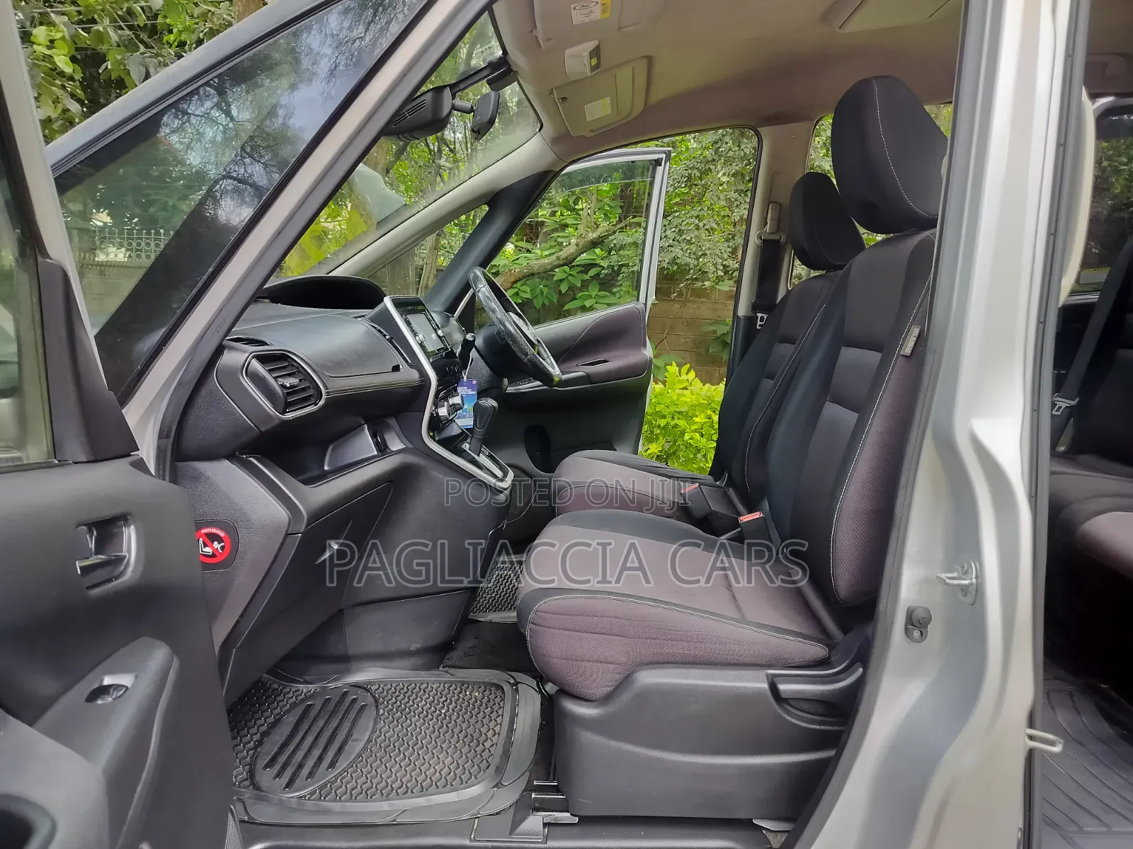 Nissan Serena 2017 Silver