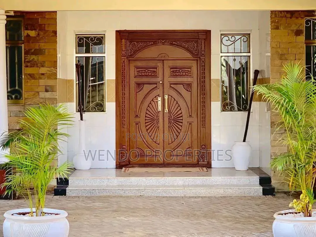 8bdrm Villa in Hardy for sale