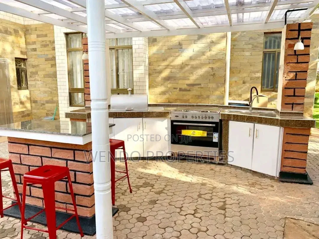 8bdrm Villa in Hardy for sale