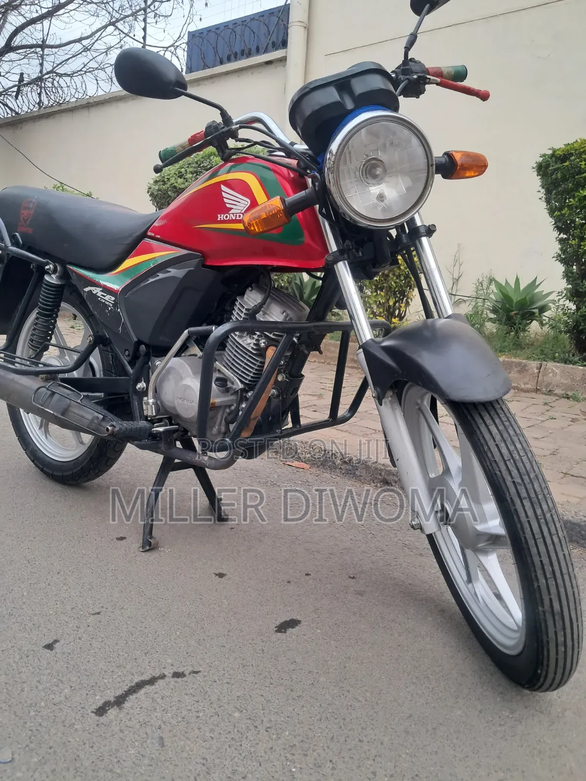 Honda CB 2025 Red