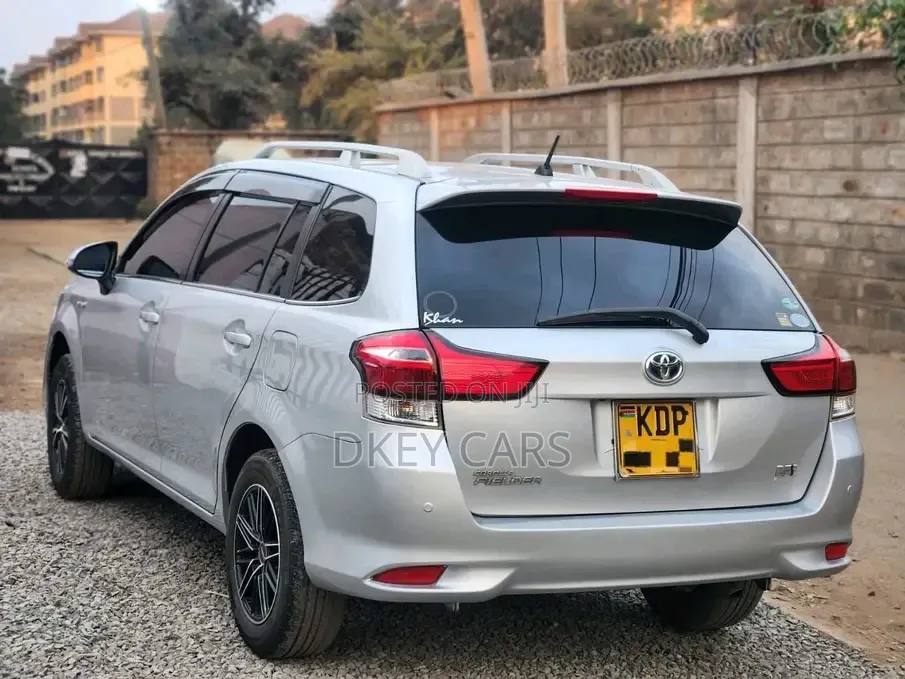 Toyota Corolla Fielder 2017 Silver