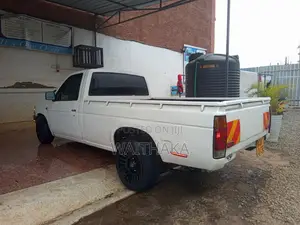 Nissan Pick-Up 1998 White