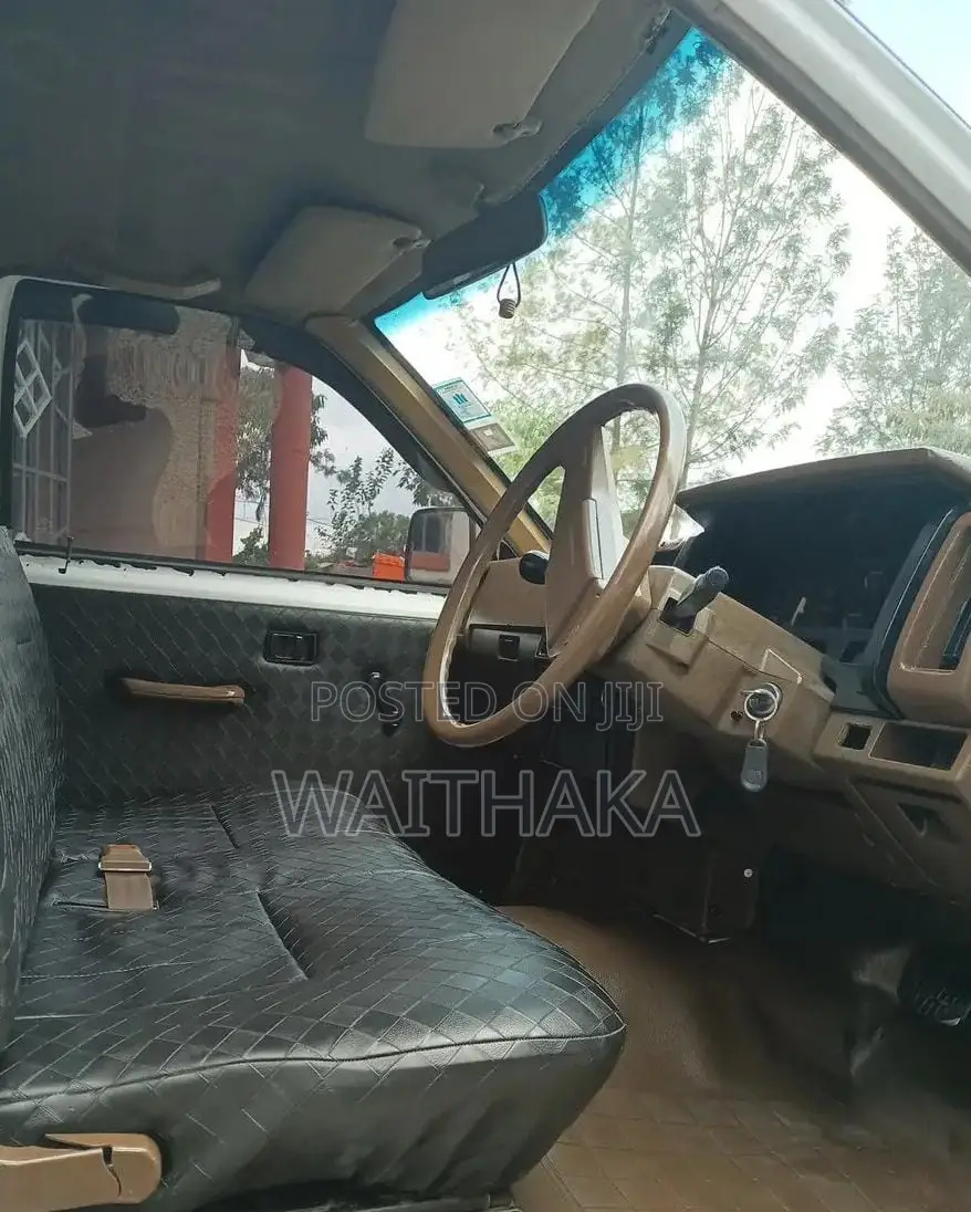 Nissan Pick-Up 1998 White