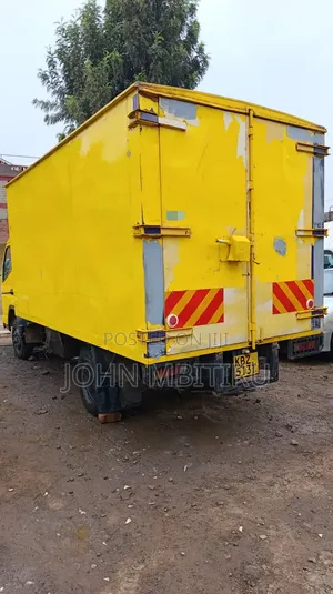 Mistubishi Canter 2013 Yellow