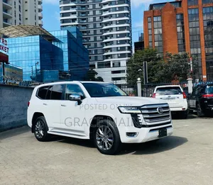 Toyota Land Cruiser LC300 2023 White
