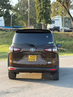 Toyota Sienta 2018 Brown