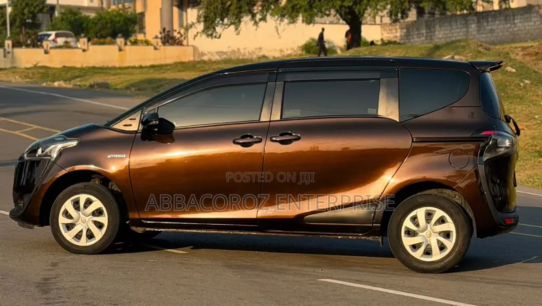 Toyota Sienta 2018 Brown