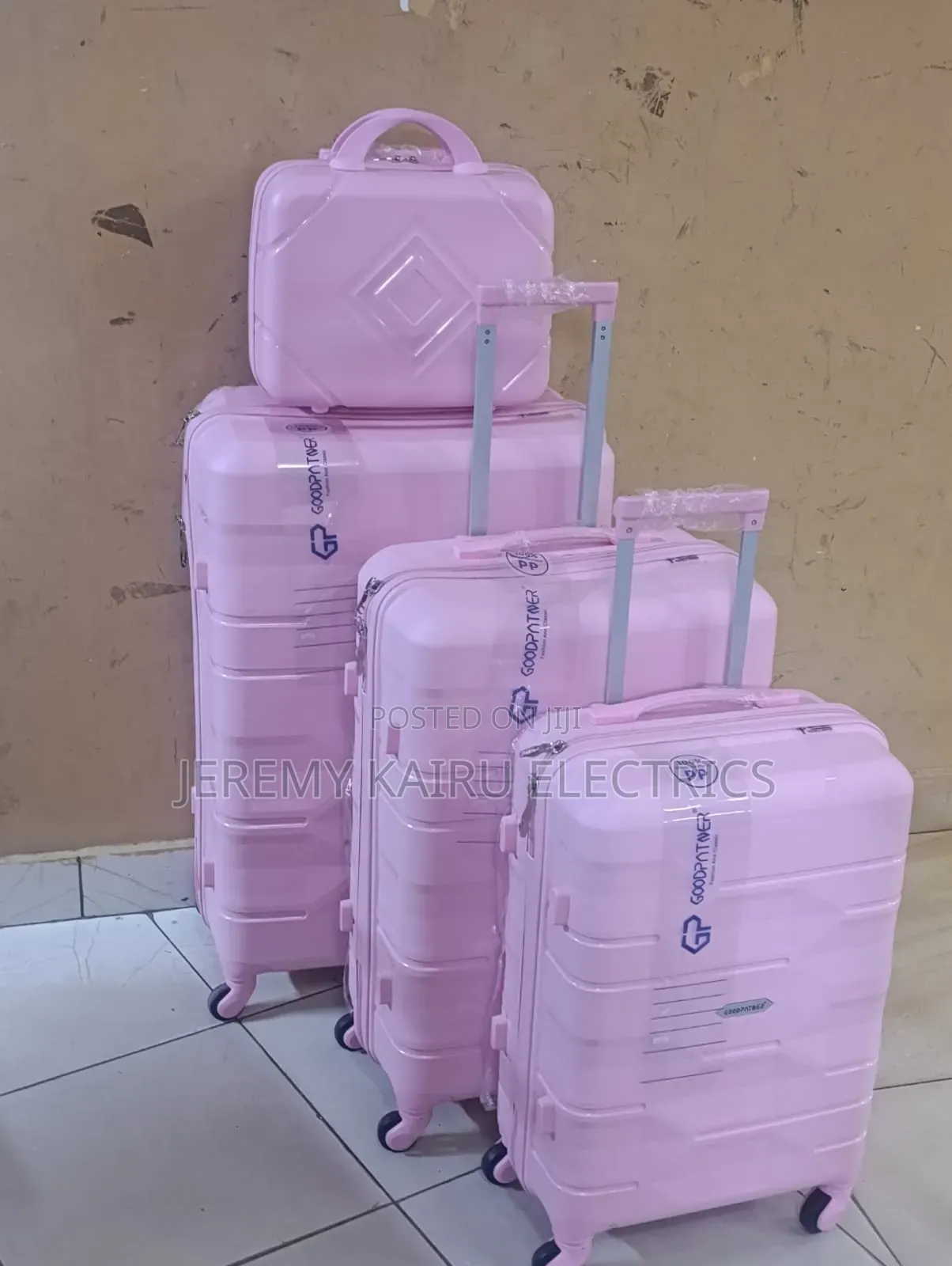 *4 in 1 Luxurious Unbreakable Suitcase