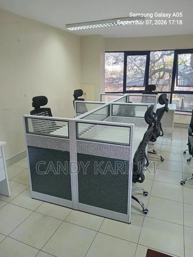 4 Persons Working Desk