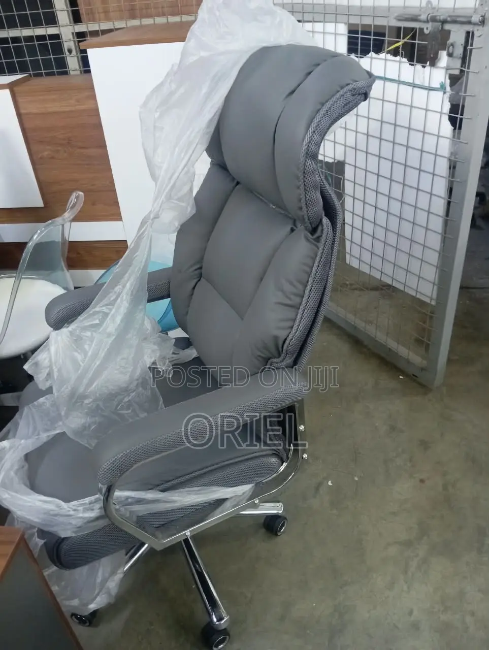 Office Chair : PU Leather Executive Office Chair - Swivel