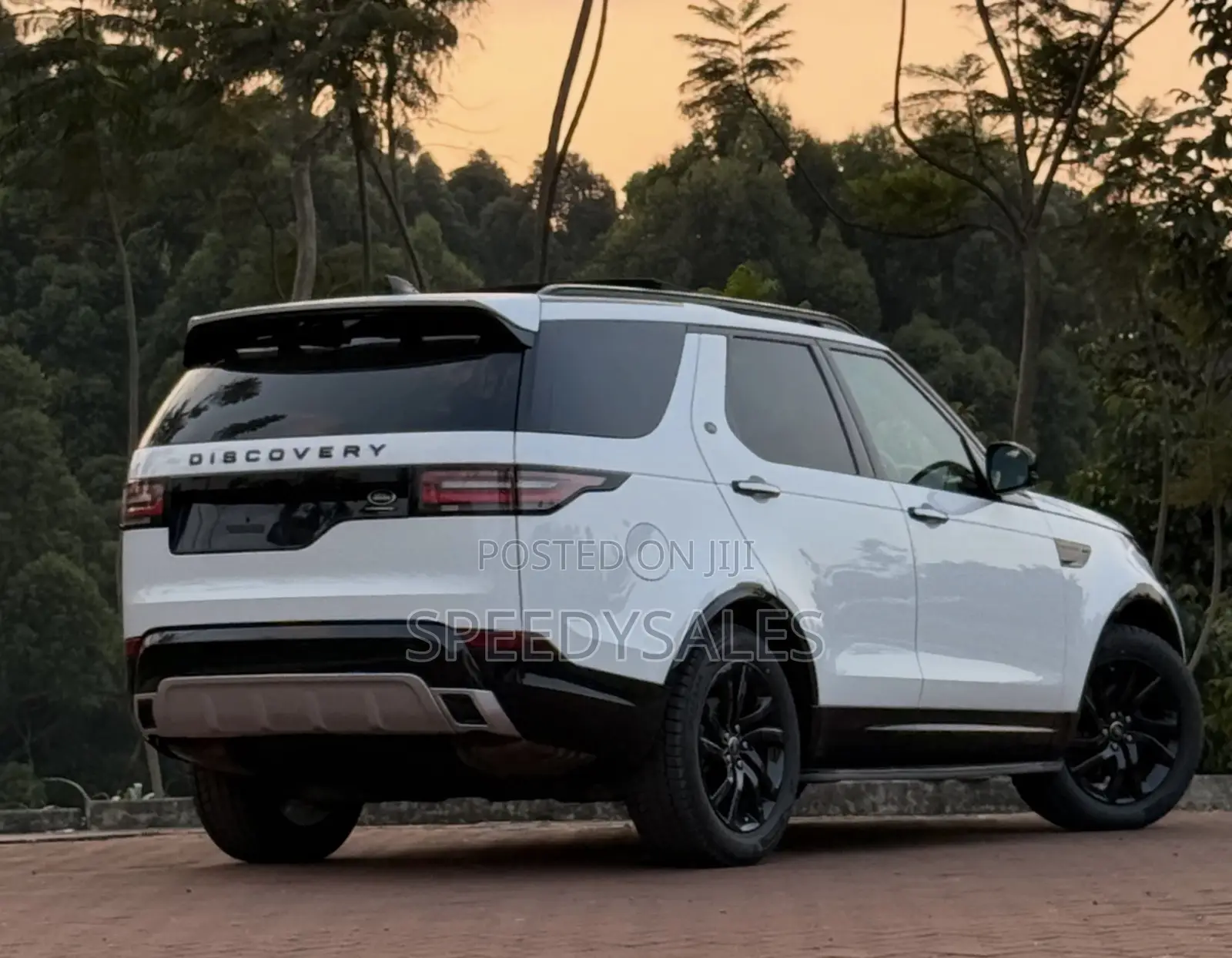 Land Rover Discovery 2019 White