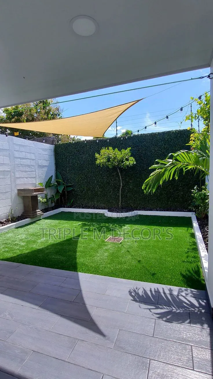 Clean Mud-Free Compound Turf Grass for Backyard Front Lawn