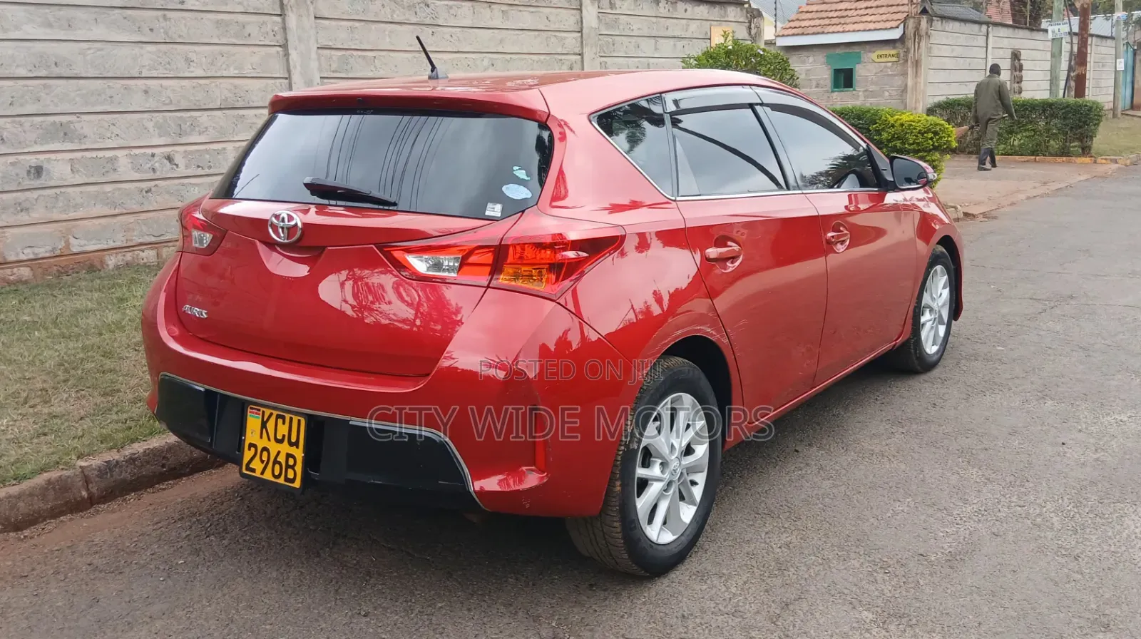 Toyota Auris 2012 Red