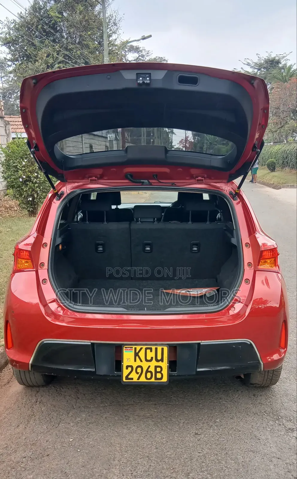 Toyota Auris 2012 Red