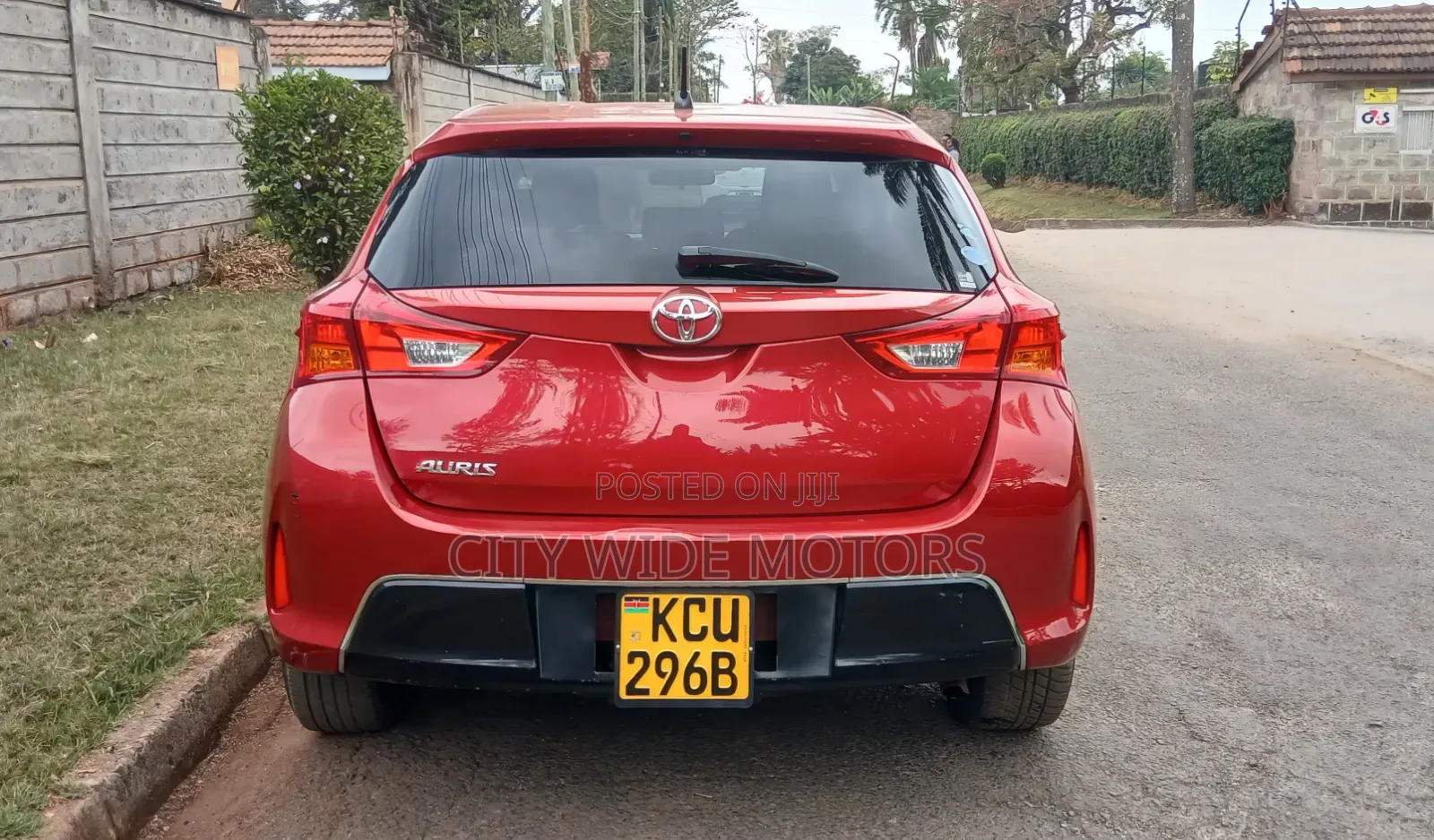 Toyota Auris 2012 Red