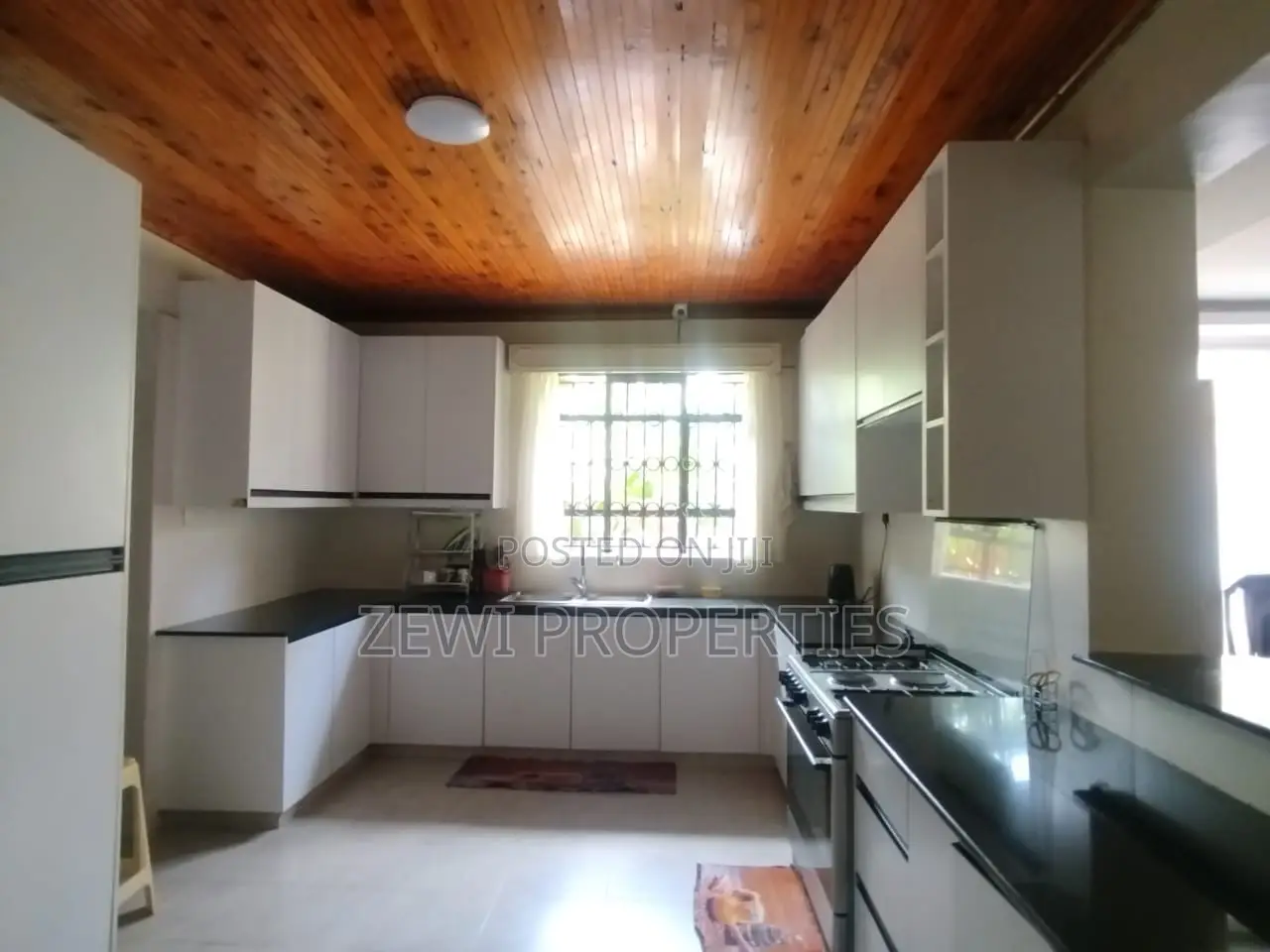 6bdrm Mansion in Hardy for sale