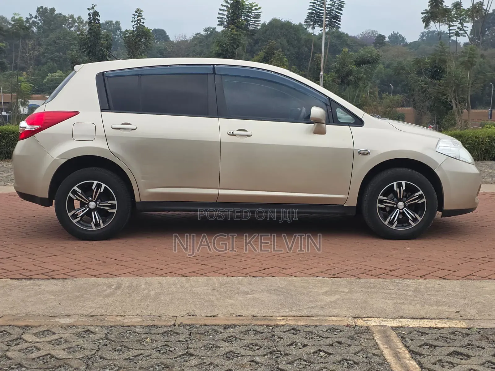 Nissan Tiida 2012 Gold