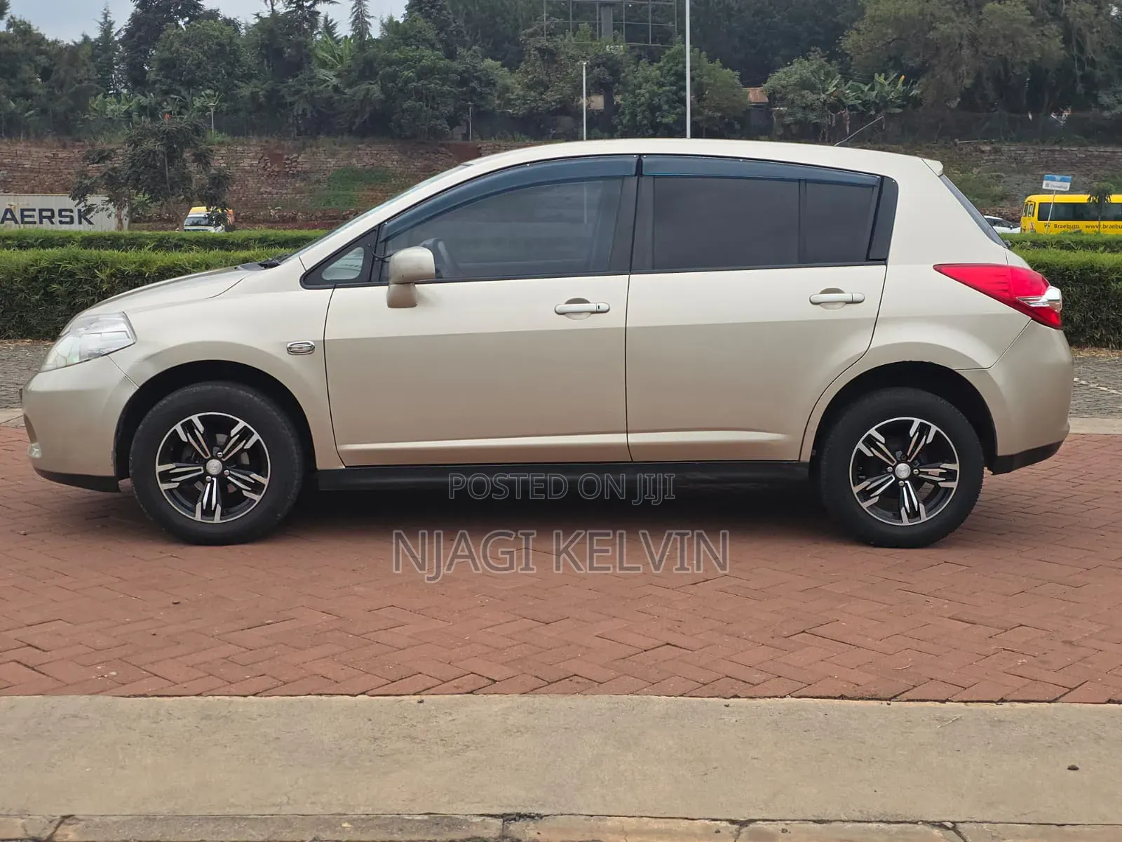 Nissan Tiida 2012 Gold