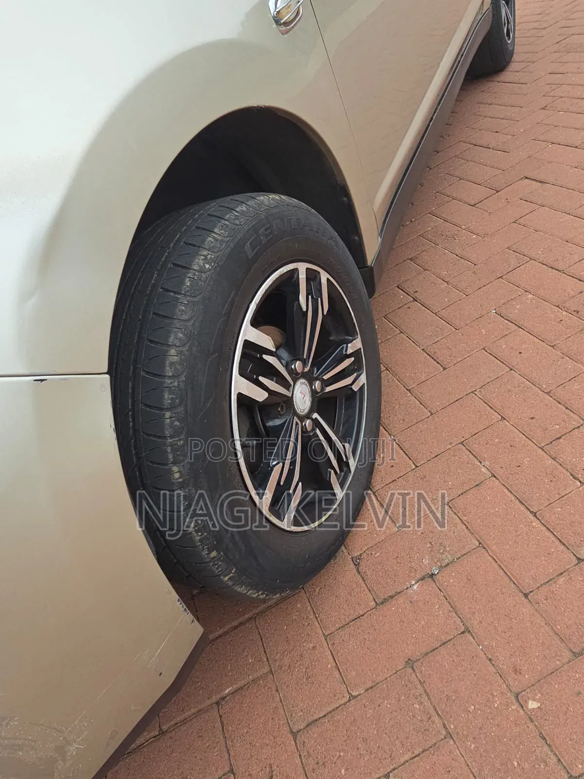 Nissan Tiida 2012 Gold