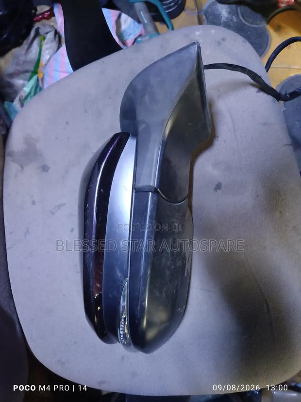 Noah New Model Side Mirror - main view