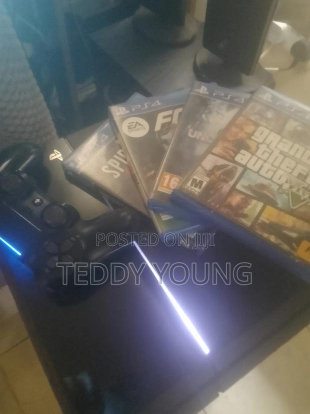 Playing Station 4 Pro - thumbnail 4