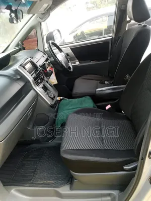 Toyota Noah 2.0 158hp FWD (8 Seater) 2009 Silver
