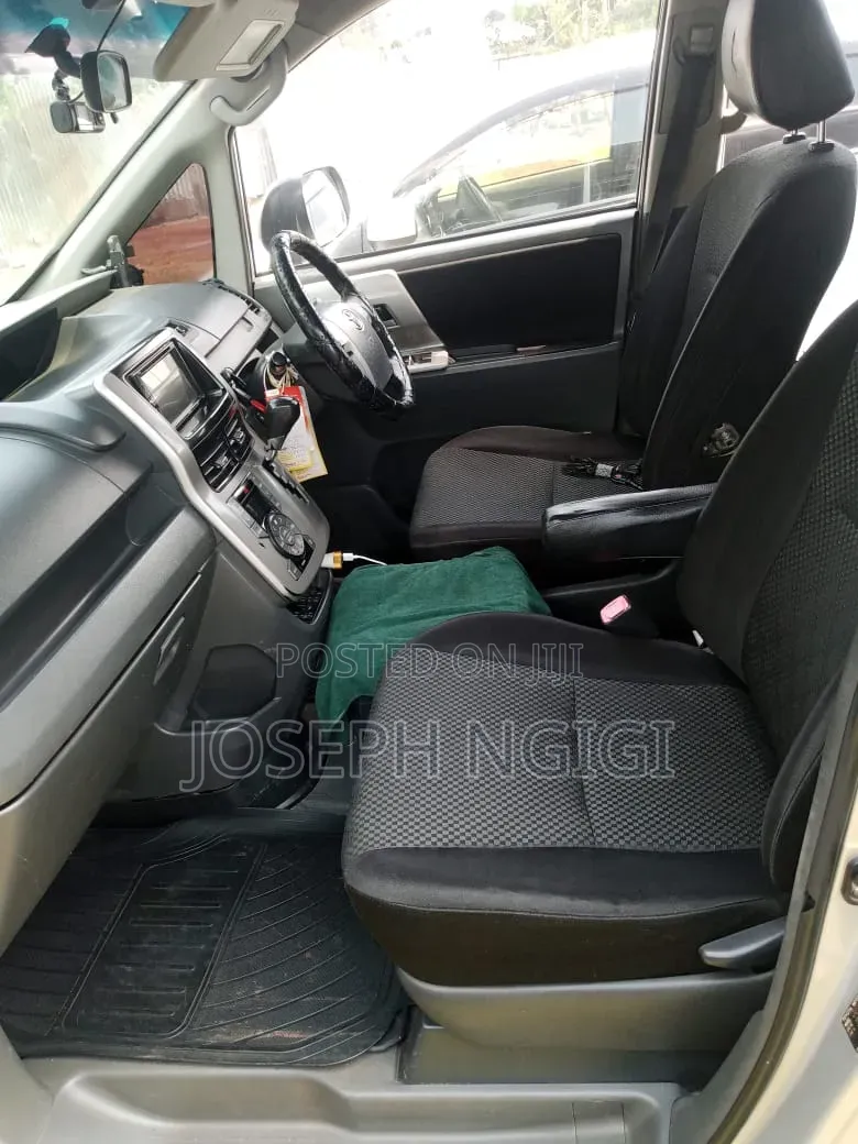 Toyota Noah 2.0 158hp FWD (8 Seater) 2009 Silver